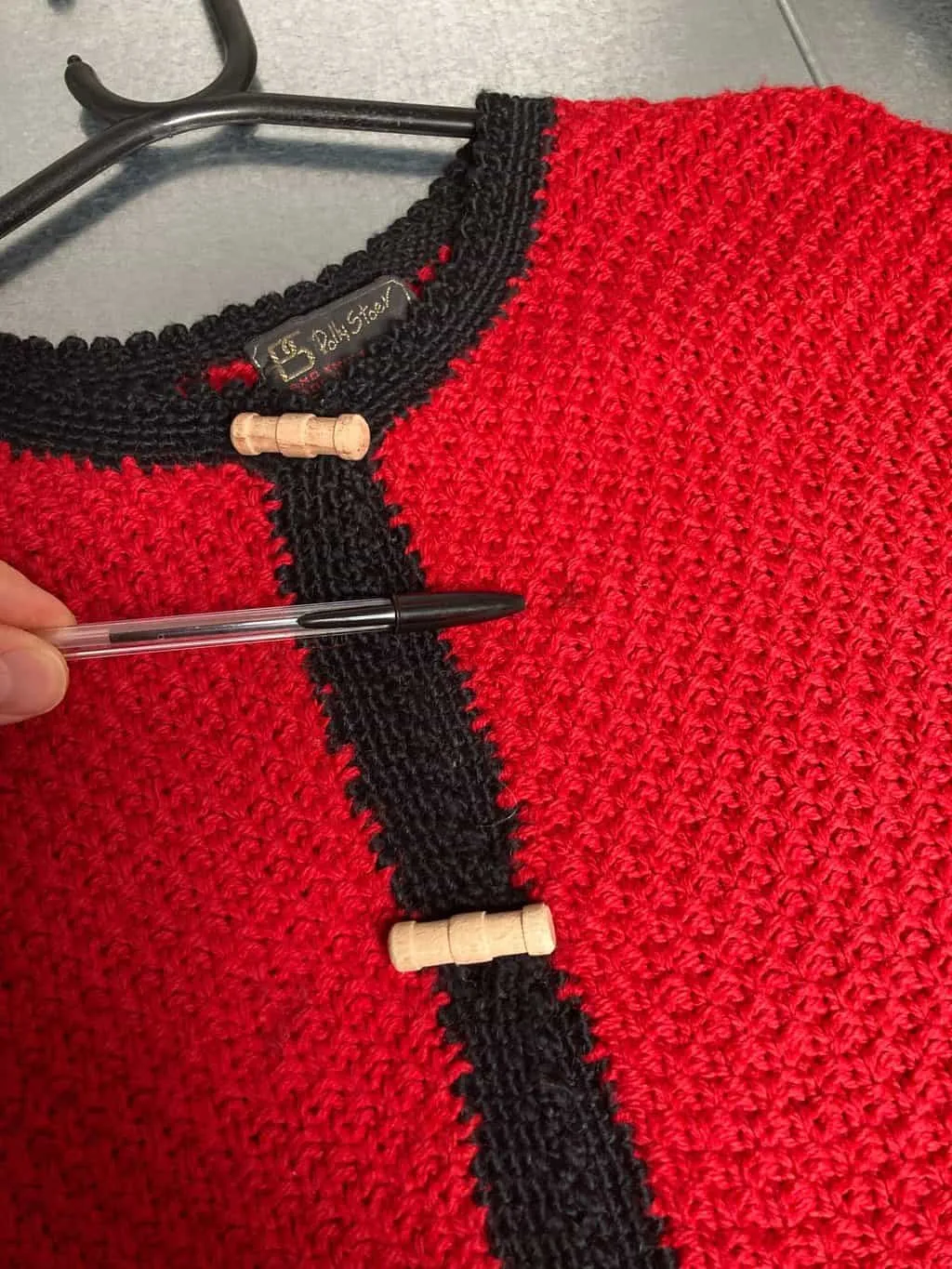 80s red folk cardigan with pretty embroidered floral design – Medium / Large