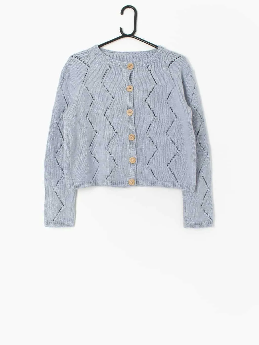 Vintage handknitted cardigan in pastel blue with wooden buttons – Medium