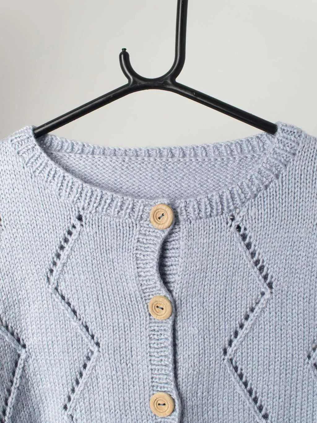 Vintage handknitted cardigan in pastel blue with wooden buttons – Medium