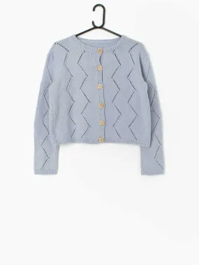 Vintage handknitted cardigan in pastel blue with wooden buttons – Medium